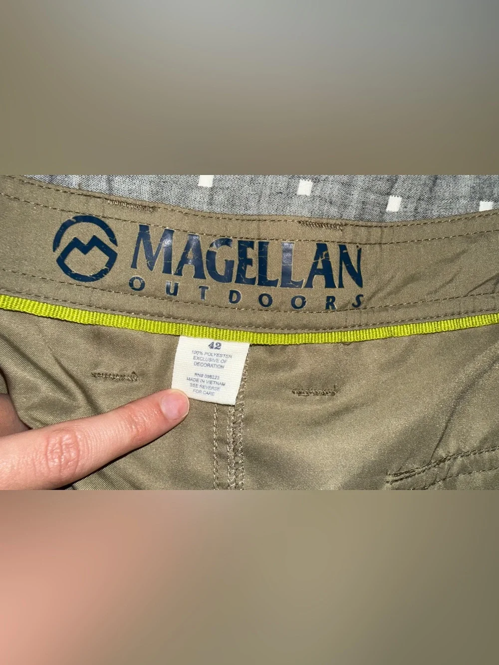 Magellan Outdoors Men’s Olive Green/Khaki Cargo Shorts Hiking/Fishing Size 42